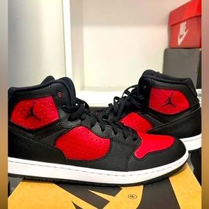 Men’s Size 10 - Jordan Access 'Black and red 
New in Jordan box (not in og box)
